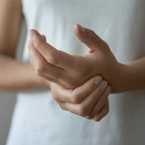 M�os dormentes ao acordar: conhe�a as poss�veis causas