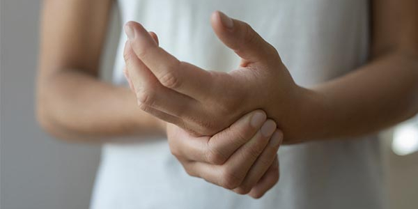 Mãos dormentes ao acordar: conheça as possíveis causas - Ortocentro ...